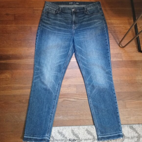 OLD NAVY mid rise boyfriend cut off jeans in Vina (14 tall) - Picture 4 of 14